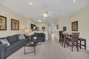 TV - Perfect Townhome Near Disney! (Kissimmee)