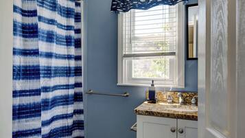 Suihku, hiustenkuivaaja, pyyhkeet