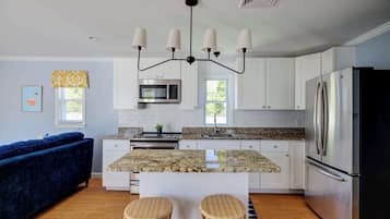 Køleskab, mikrobølgeovn, ovn, kogeplade