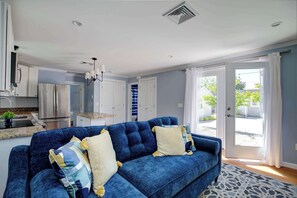 Een televisie en een open haard