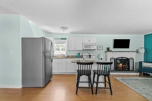 Fridge, microwave, oven, stovetop - Ellery Bungalow #49 - Minutes from the Sand (Middletown)