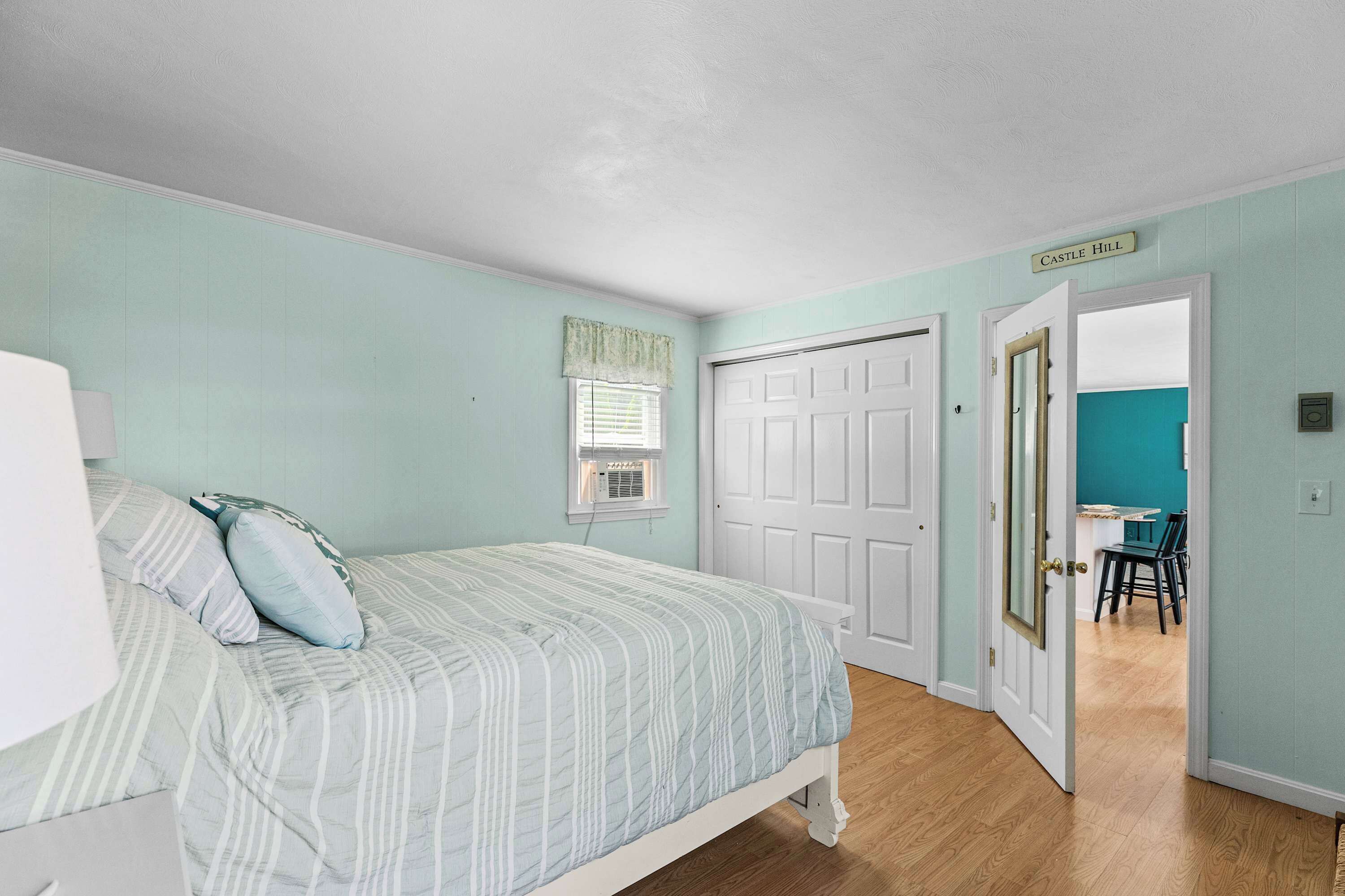 1 dormitorio, tabla de planchar con plancha, wifi y ropa de cama