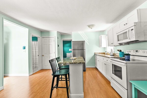 Fridge, microwave, oven, stovetop - Ellery Bungalow #49 - Minutes from the Sand (Middletown)