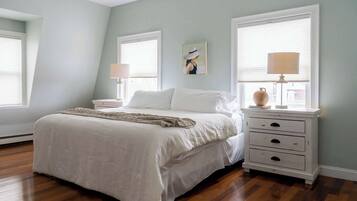 4 bedrooms, iron/ironing board, WiFi, bed sheets
