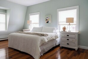4 bedrooms, iron/ironing board, WiFi, bed sheets - Downtown Harbor View (Newport)