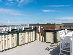 Outdoor dining - Downtown Harbor View (Newport)
