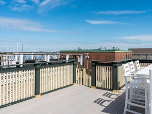 Outdoor dining - Downtown Harbor View (Newport)