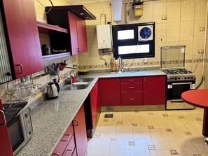 Private kitchen - Spacious 3BR Apartment 5 min to CAI Airport with WiFi, AC, Balcony & Free Snacks (Cairo Governorate)