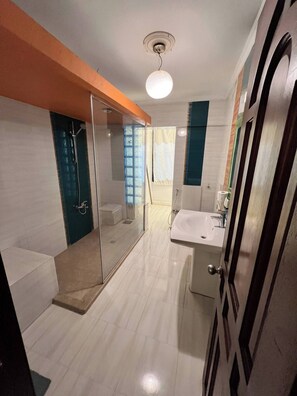 Shower, hair dryer, bidet, towels - Spacious 3BR Apartment 5 min to CAI Airport with WiFi, AC, Balcony & Free Snacks (Cairo Governorate)