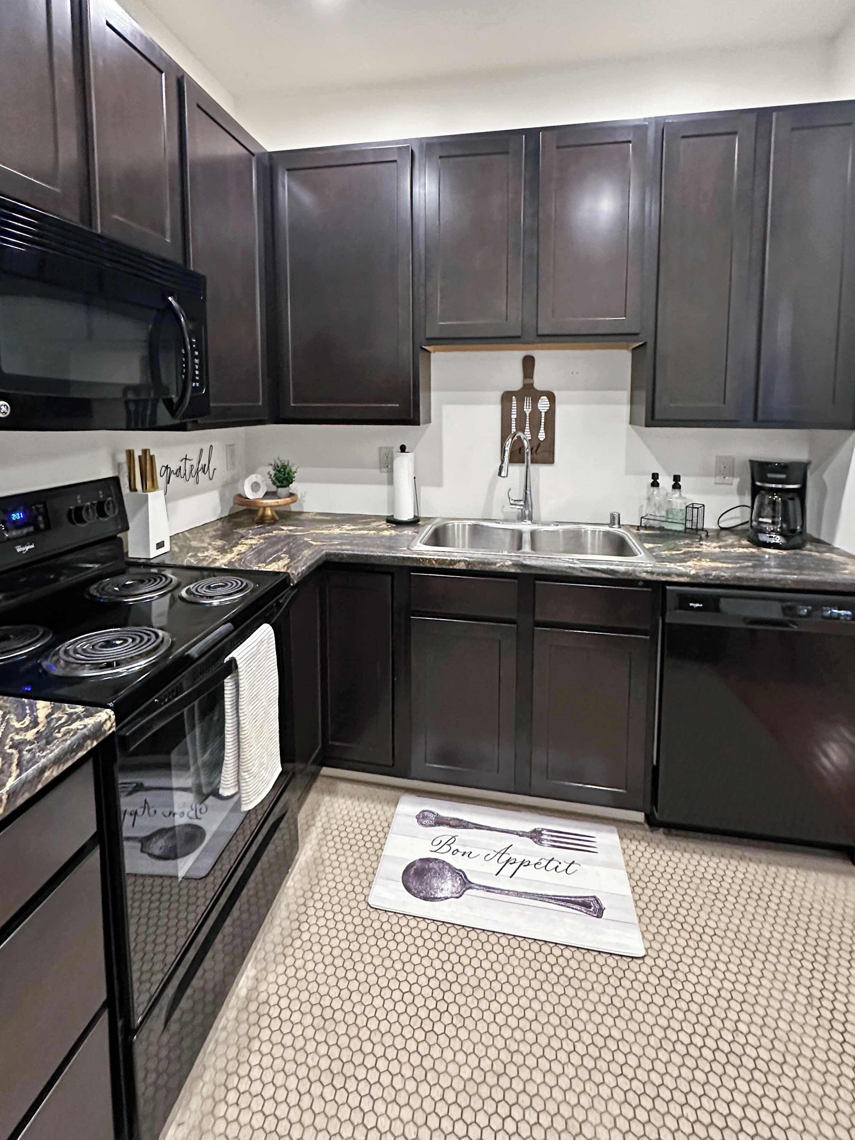 Réfrigérateur, micro-ondes, four, plaque de cuisson