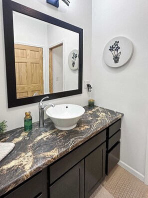 Douche, sèche-cheveux, serviettes fournies