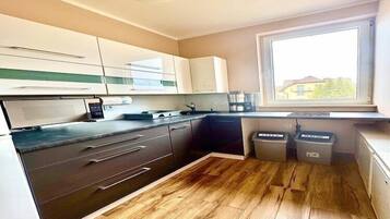 Kühlschrank, Mikrowelle, Herdplatte, Wasserkocher mit Kaffee-/Teezubehör