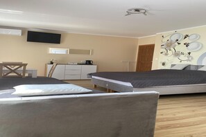 Travel crib, free WiFi, bed sheets