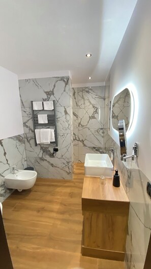 Superior-Chalet, Balkon, Bergblick | Badezimmer | Dusche, Haartrockner, Bademäntel, Handtücher