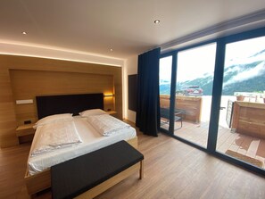 Superior-Chalet, Balkon, Bergblick | Zimmersafe, Verdunkelungsvorhänge, kostenloses WLAN, Bettwäsche