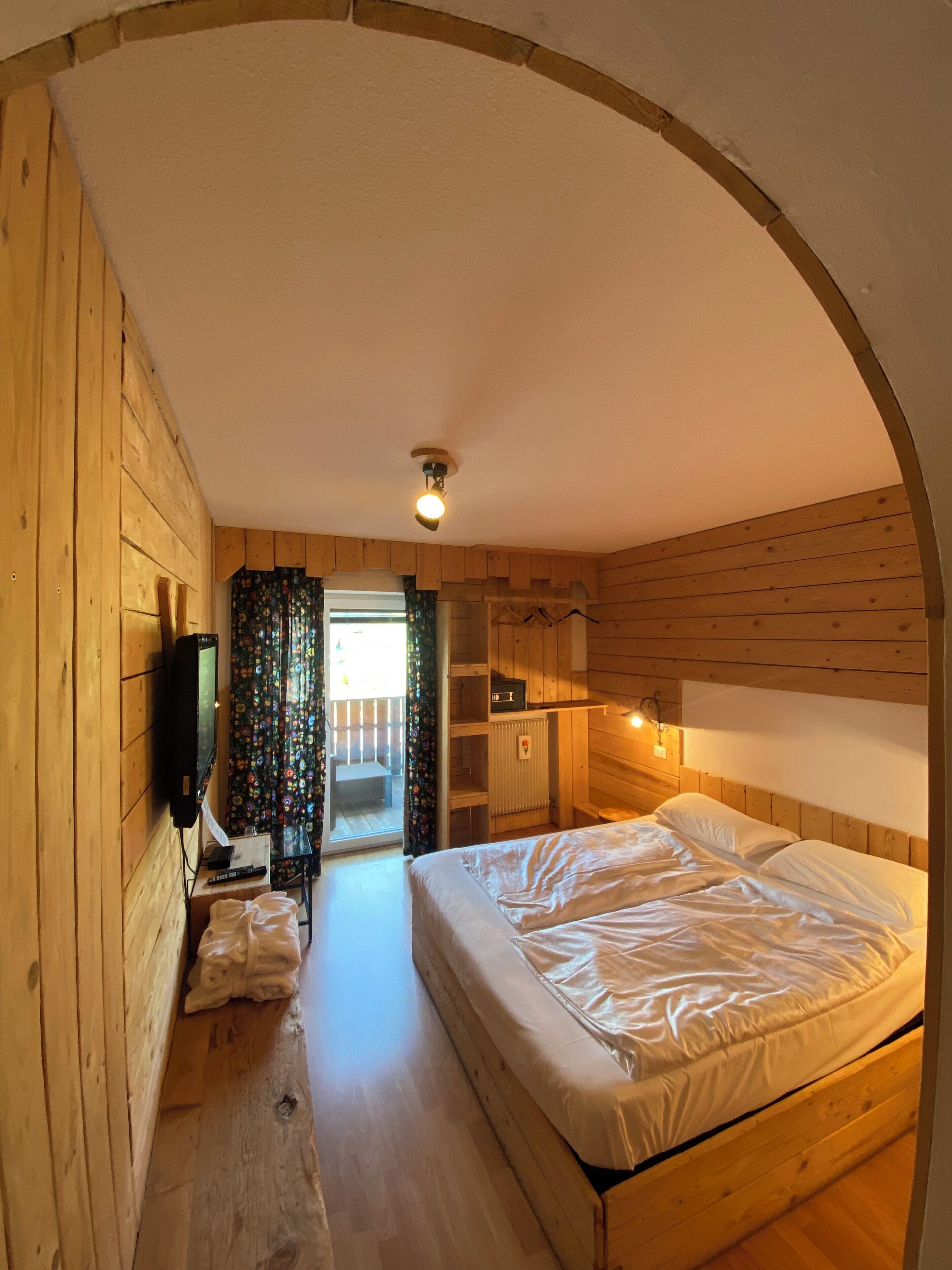 Deluxe-Doppelzimmer, Balkon, Bergblick | Zimmersafe, Verdunkelungsvorhänge, kostenloses WLAN, Bettwäsche