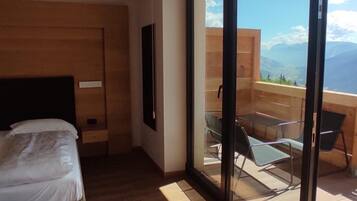 Alpehytte – superior, balkong, fjellutsikt | Safe på rommet, blendingsgardiner, wi-fi (inkludert) og sengetøy