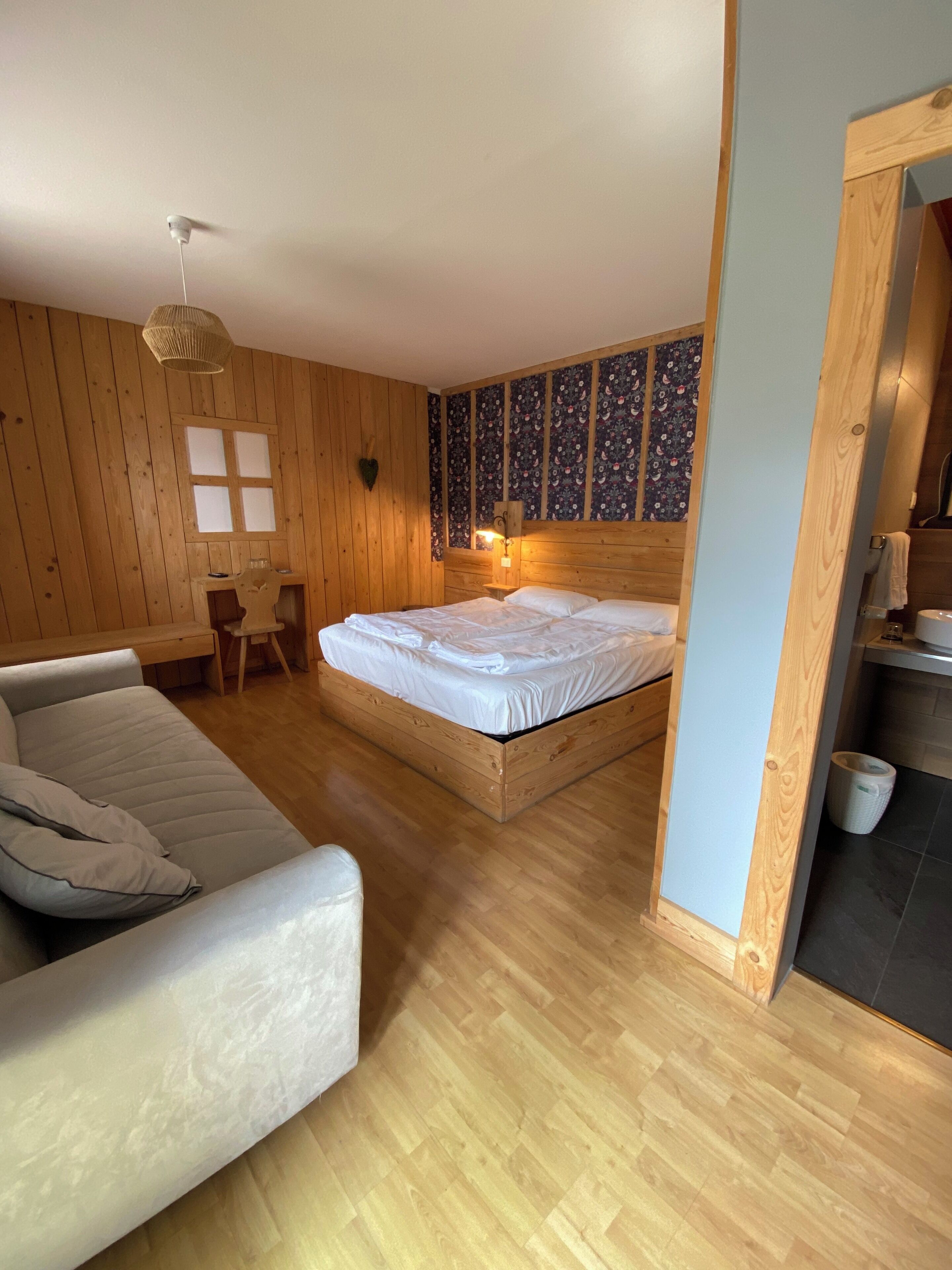 Familienzimmer, Balkon, Bergblick | Zimmersafe, Verdunkelungsvorhänge, kostenloses WLAN, Bettwäsche