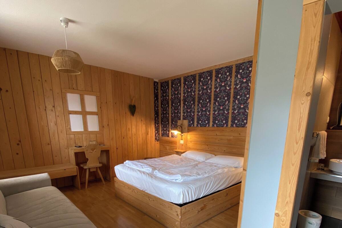Family Room, Balcony, Mountain View | In-room safe, blackout drapes, WiFi (free), bed sheets