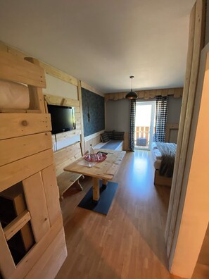 Deluxe fyrbäddsrum - balkong - utsikt mot bergen | Interiör