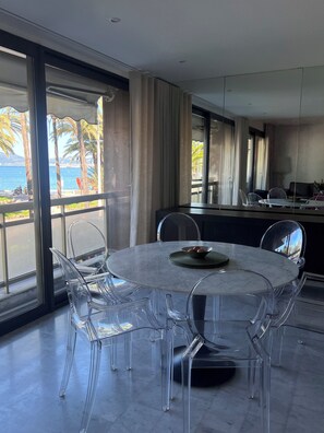 Dining - Quiet, spacious Croisette apartment with sea and palm grove views. (Cannes)