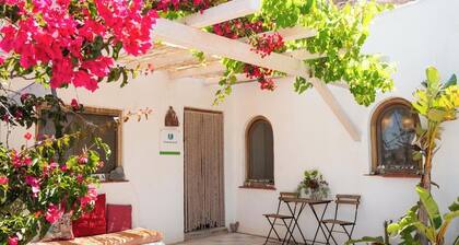Romantic rural Cave House - Short drive to the sea!