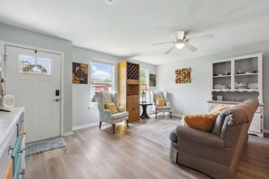 TV, offices - Ocean Blue Haven - Stay for 6! (St. Augustine)