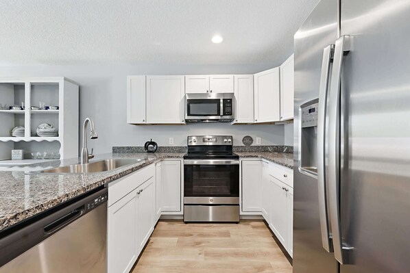 Refrigerador, microondas, horno, placa de cocina