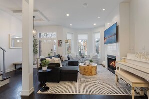 Smart TV, fireplace - Modern 4 Bed, 3.5 Bath Home | Near Sox & McCormick (Chicago)