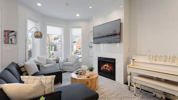 Smart TV, fireplace