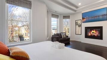 4 bedrooms, iron/ironing board, free WiFi, bed sheets