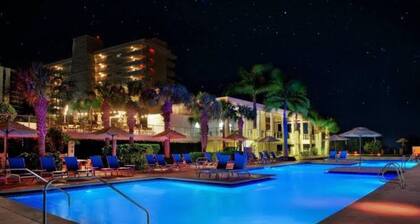 Charming 2-bedroom resort with WiFi, fitness room in marvelous Marco Island.