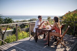 Outdoor dining - Marvelous 5-bedroom house with WiFi, pool, beach and more in Cape Town (Cape Town)