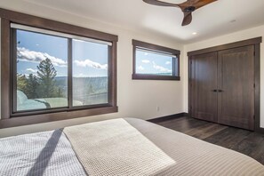 4 bedrooms, travel cot, WiFi, bed sheets