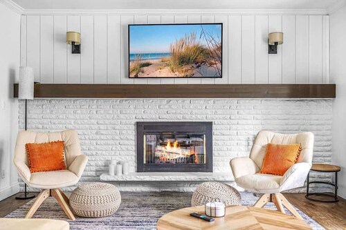 Juniper Presents: Fire Pit, Deck & Foosball, 1-min to Watermark Brwy