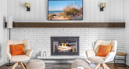 Juniper Presents: Fire Pit, Deck & Foosball, 1-min to Watermark Brwy