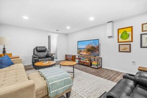 Smart-TV, Kamin, Tischfußball