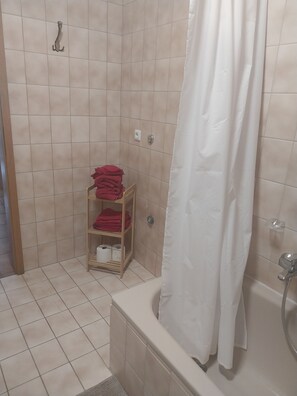 Haartrockner, Handtücher, Seife, Toilettenpapier
