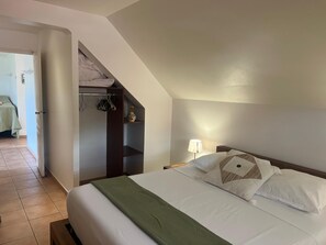 2 室のベッドルーム、アイロン / アイロン台、WiFi、ベッドシーツ