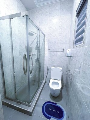 淋浴设施、坐浴桶、毛巾、肥皂