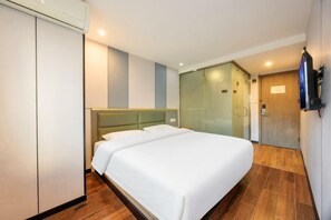 A hotel room with a bed, wardrobe, and a television on the wall. - Super 8 Hotel (Liujiayao Metro Station) (Beijing)