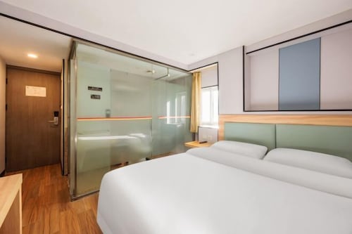 Super 8 Hotel (Liujiayao Metro Station)