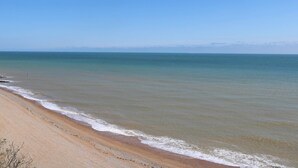 Ein Strand mit klarem Himmel und ruhiger See.