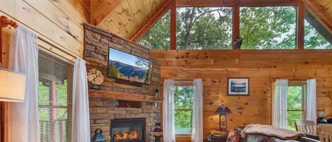 TV connectée, cheminée, jeux vidéo, baby-foot