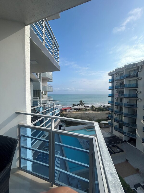 Property grounds - Family Oasis in Tonsupa – Spacious 3-BR Apartment with AC Near the Beach (Tonsupa)