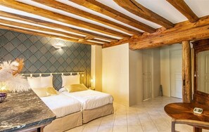 Deluxe Double Room, Pool View | Iron/ironing board, free WiFi - Le Domaine de Moroges (Moroges)