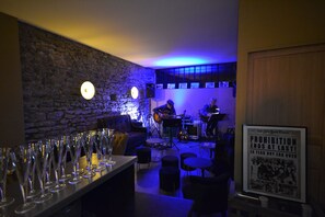 Wine bar, pool views, open daily - Le Domaine de Moroges (Moroges)