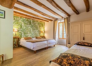 豪華三人房, 泳池景 | 熨斗/熨衫板、免費 Wi-Fi