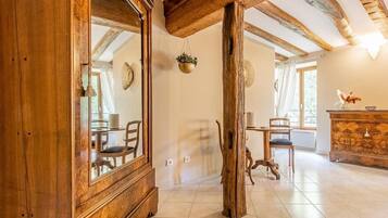 Quarto casal luxo, vista para a piscina | 2 quartos, ferros/tábuas de passar roupa, Wi-Fi de cortesia