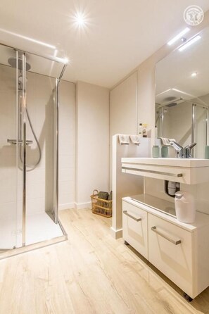 Deluxe Apartment, Park View, Ground Floor | Bathroom - Le Domaine de Moroges (Moroges)